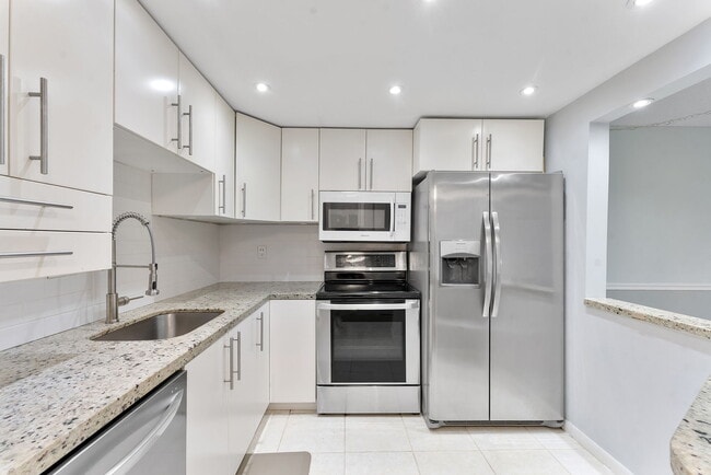 9370 SW 8th St, Unit 116