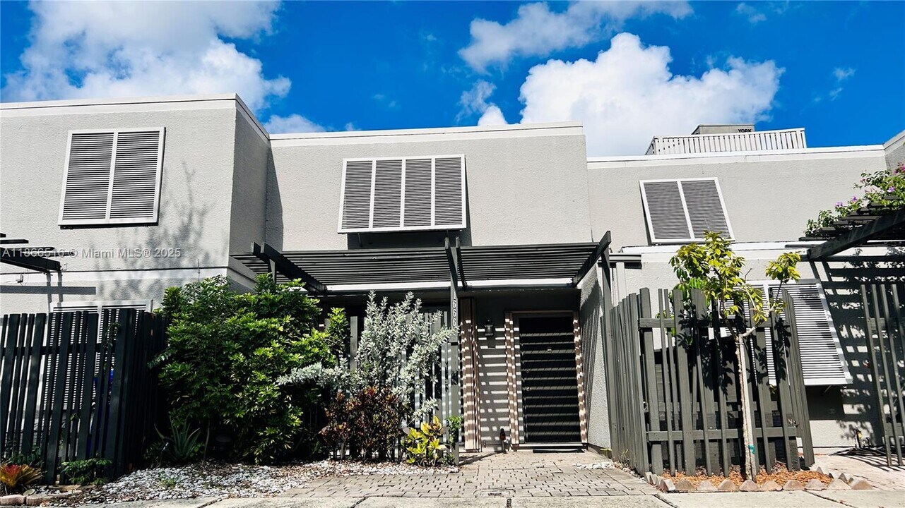1666 NW 113th Way in Pembroke Pines, FL - Building Photo