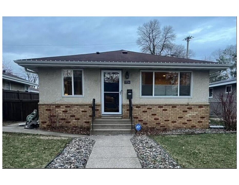5724 40th Ave S in Minneapolis, MN - Building Photo
