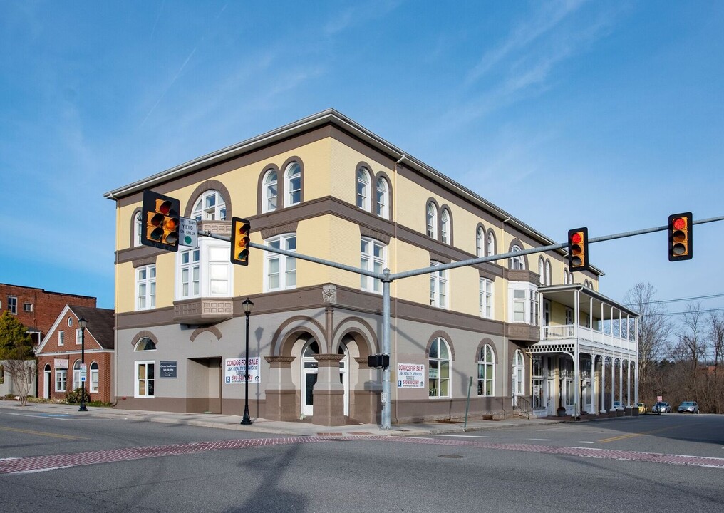 303 W Main St in Radford, VA - Building Photo