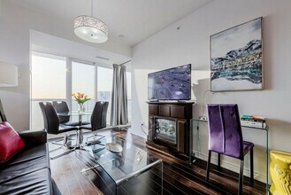 386 Yonge St in Toronto, ON - Building Photo - Building Photo