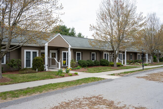 Page Place in Bedford, MA - Foto de edificio - Building Photo