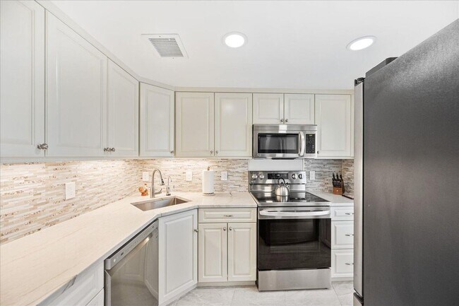 1213 S Ocean Blvd in Delray Beach, FL - Foto de edificio - Building Photo