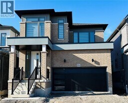 884 Douro St in Stratford, ON - Building Photo