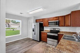 250 Lakebreeze Cir in Lake Mary, FL - Building Photo - Building Photo
