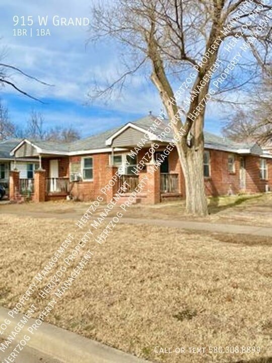 915 W Grand Ave in Ponca City, OK - Building Photo