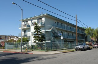 557 N Hobart Blvd in Los Angeles, CA - Building Photo