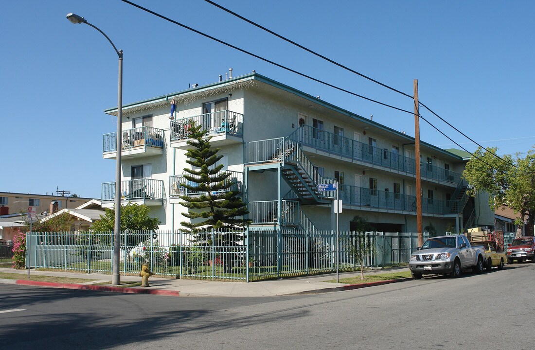 557 N Hobart Blvd in Los Angeles, CA - Foto de edificio