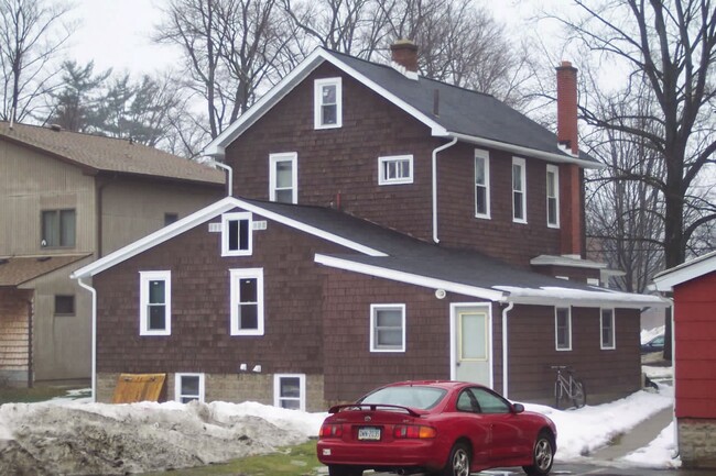 226 Meadville St in Edinboro, PA - Foto de edificio - Building Photo