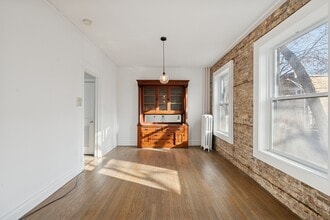 3018 W Schubert Ave, Unit One in Chicago, IL - Foto de edificio - Building Photo