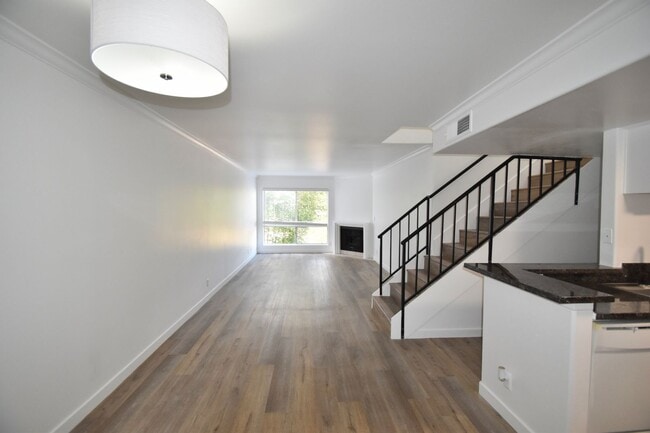 6041 Fulton Ave, Unit 205 in Los Angeles, CA - Foto de edificio - Building Photo