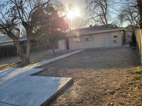 409 Alturas Ave in Modesto, CA - Foto de edificio - Building Photo