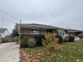42 Bloomfield Ave in St Catharines, ON - Building Photo