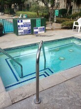 5460 White Oak Ave, Unit J in Encino, CA - Foto de edificio - Building Photo