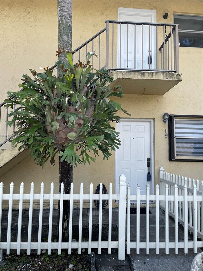 15699 SW 73rd Cir Terrace in Miami, FL - Foto de edificio - Building Photo