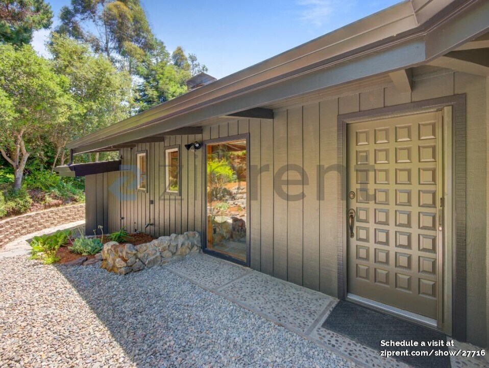 25970 Canada Dr in Carmel By The Sea, CA - Building Photo