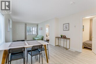 811 University Ave E in Windsor, ON - Foto de edificio - Building Photo