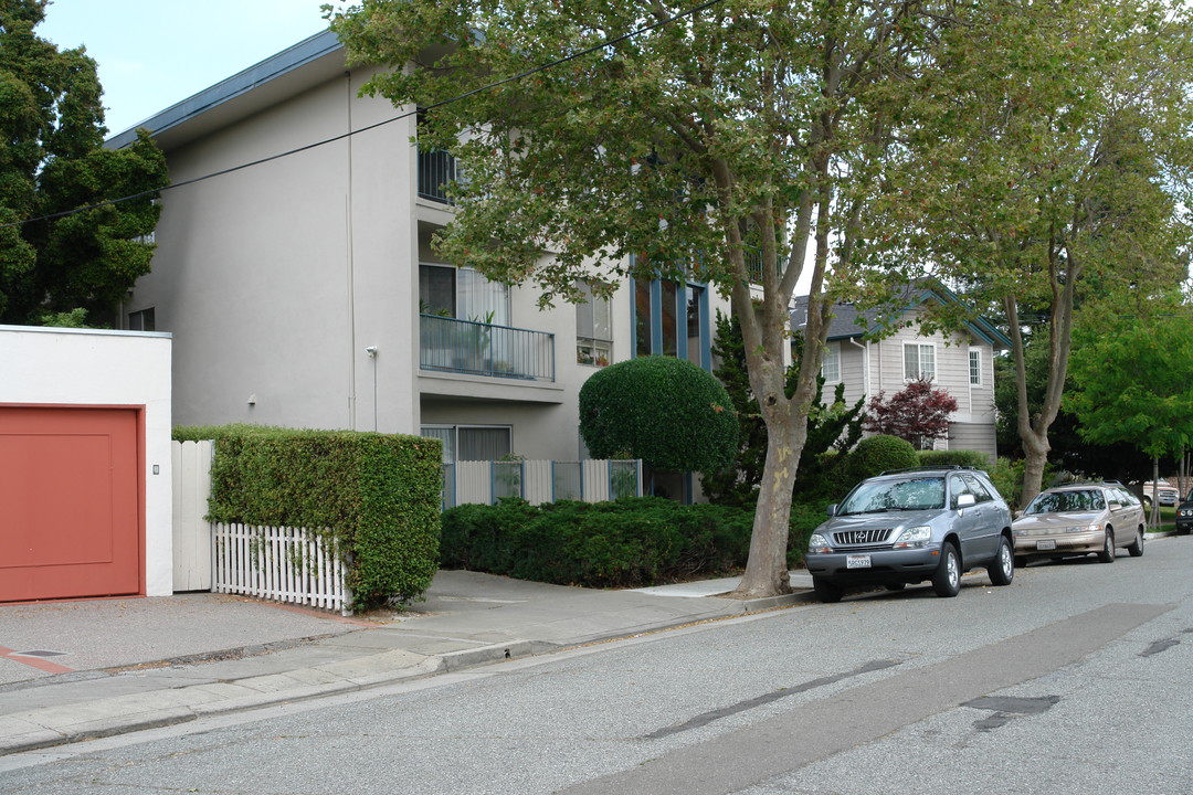 2210 Flores St in San Mateo, CA - Foto de edificio