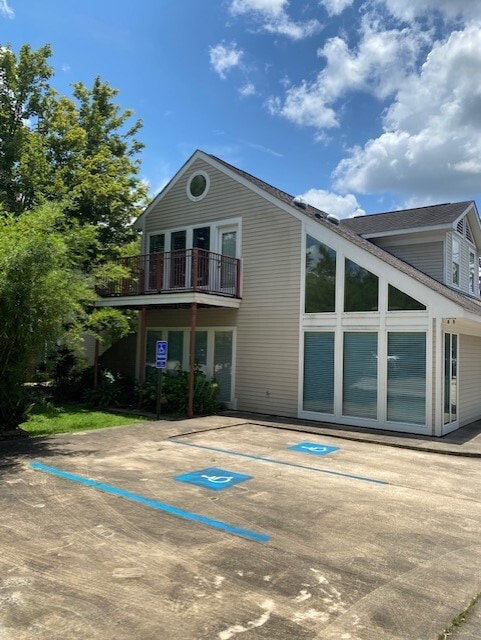 property at 904 W Thomas St
