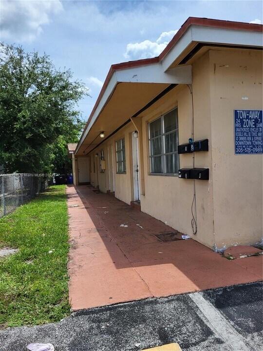 16041 NE 19th Ct, Unit 2 in North Miami Beach, FL - Building Photo