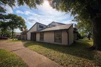 5817 W Tidwell Rd in Houston, TX - Building Photo - Building Photo
