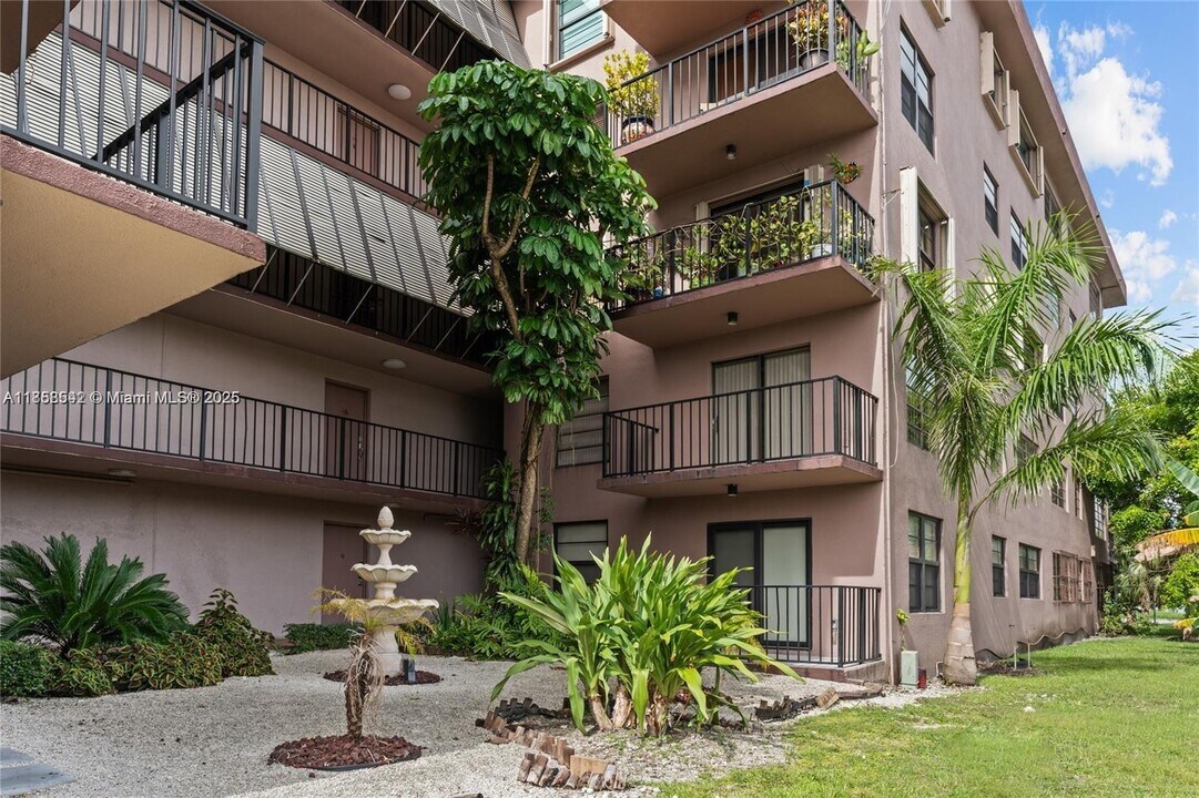 605 NW 72nd Ave in Miami, FL - Building Photo