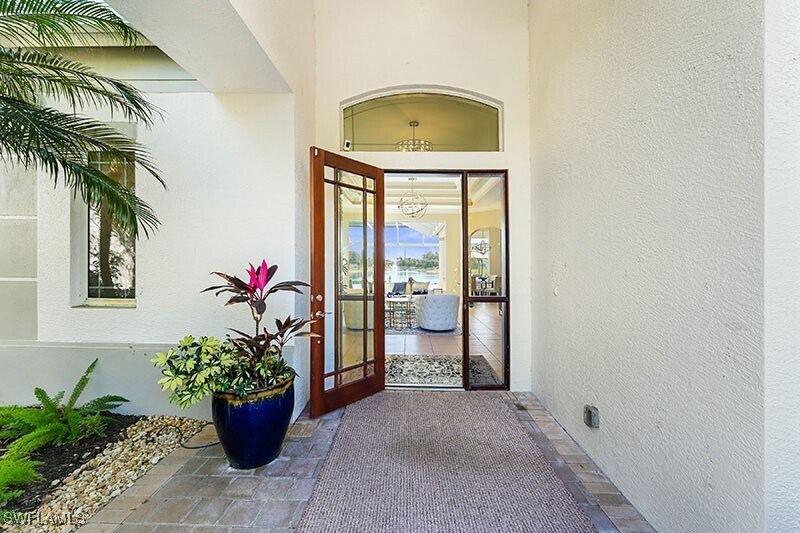 11234 5 Oaks Ln in Naples, FL - Building Photo