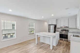 Paradise Village in Jacksonville, FL - Foto de edificio - Building Photo