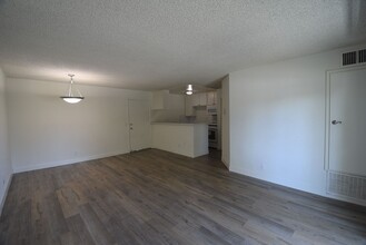 15049 Burbank Blvd, Unit 101 in Los Angeles, CA - Building Photo - Building Photo