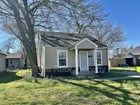 1127 E Beverly St in Ada, OK - Building Photo