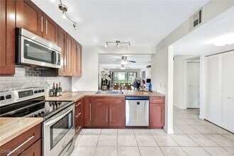141 Cypress Way E in Naples, FL - Foto de edificio - Building Photo