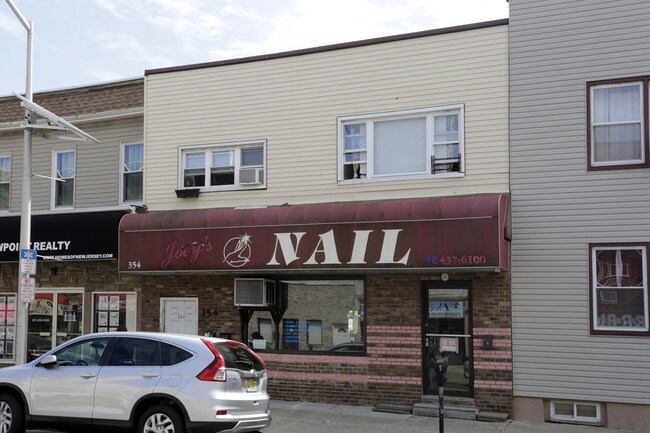 354 Broadway in Bayonne, NJ - Foto de edificio - Building Photo