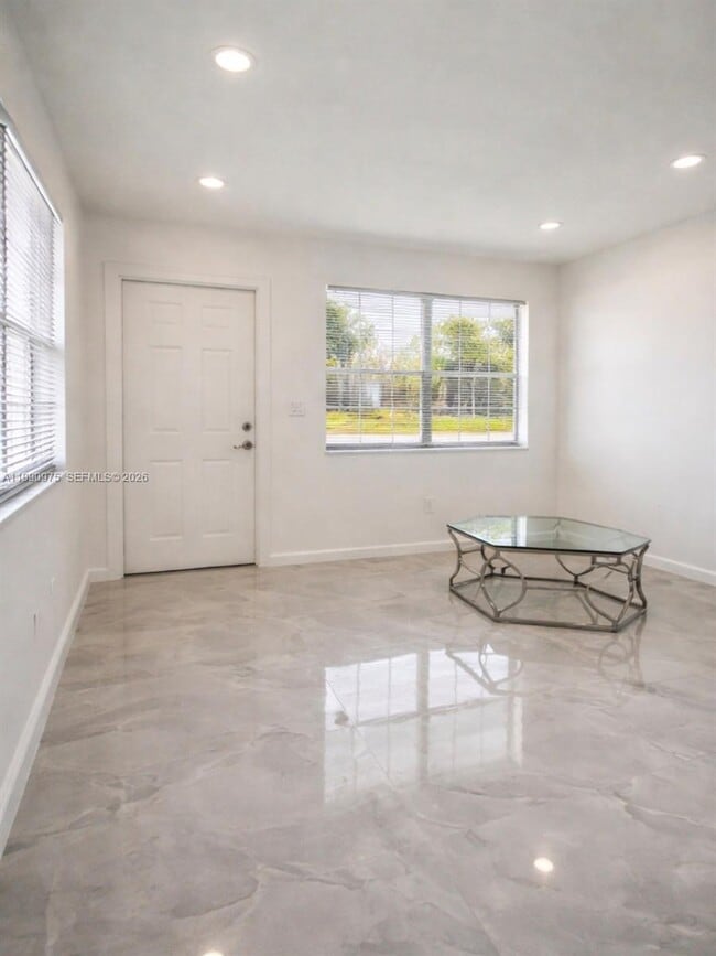 2100 N 14th Ave in Hollywood, FL - Building Photo - Building Photo