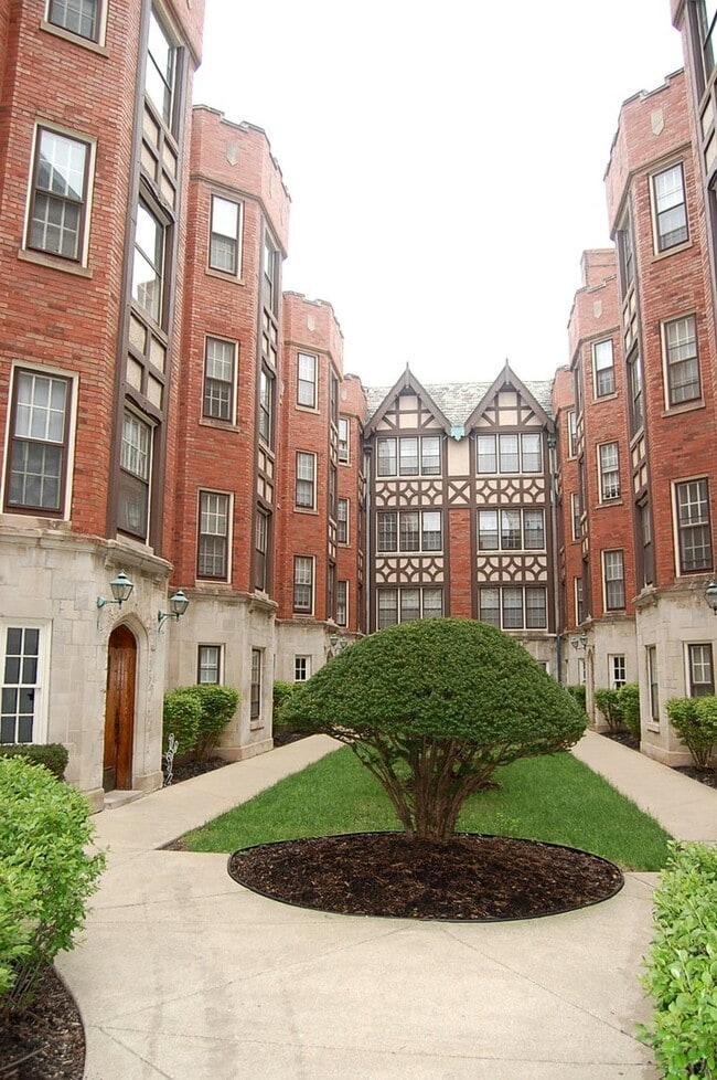 1651 W Touhy Ave in Chicago, IL - Building Photo - Building Photo
