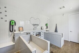 Everra Midtown Park in Dallas, TX - Building Photo