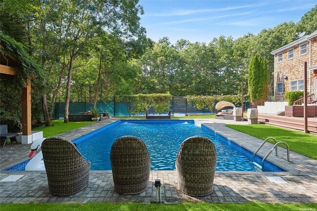 1 Candace Dr in Southampton, NY - Building Photo - Building Photo