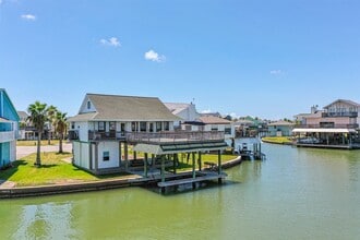 1122 Makatea St in Tiki Island, TX - Building Photo - Building Photo