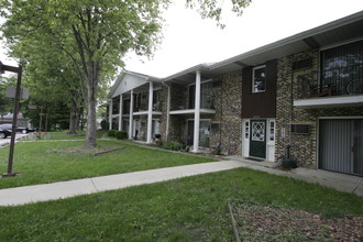 Crete Village West Apartments in Crete, IL - Foto de edificio - Building Photo