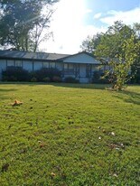 817 Springlake Cir NE in Birmingham, AL - Building Photo