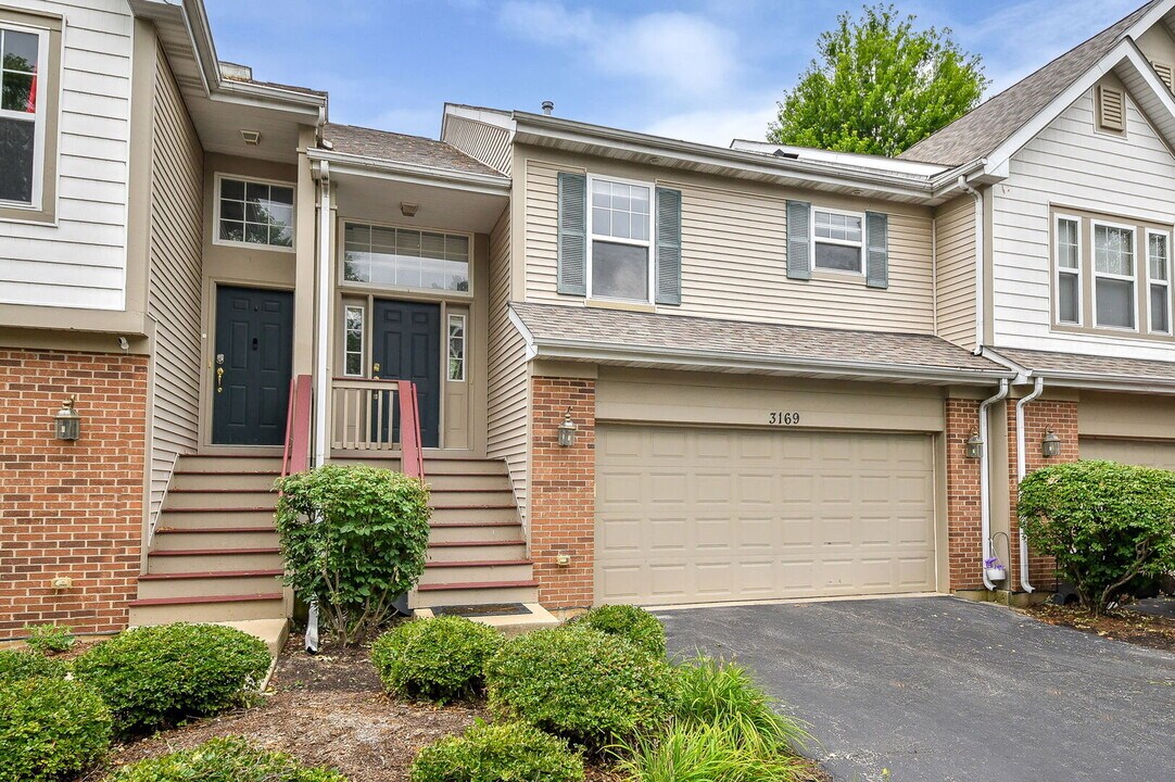 3169 Saganashkee Ln in Naperville, IL - Building Photo
