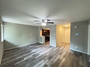 909 Silber Rd, Unit 36 in Houston, TX - Building Photo - Building Photo