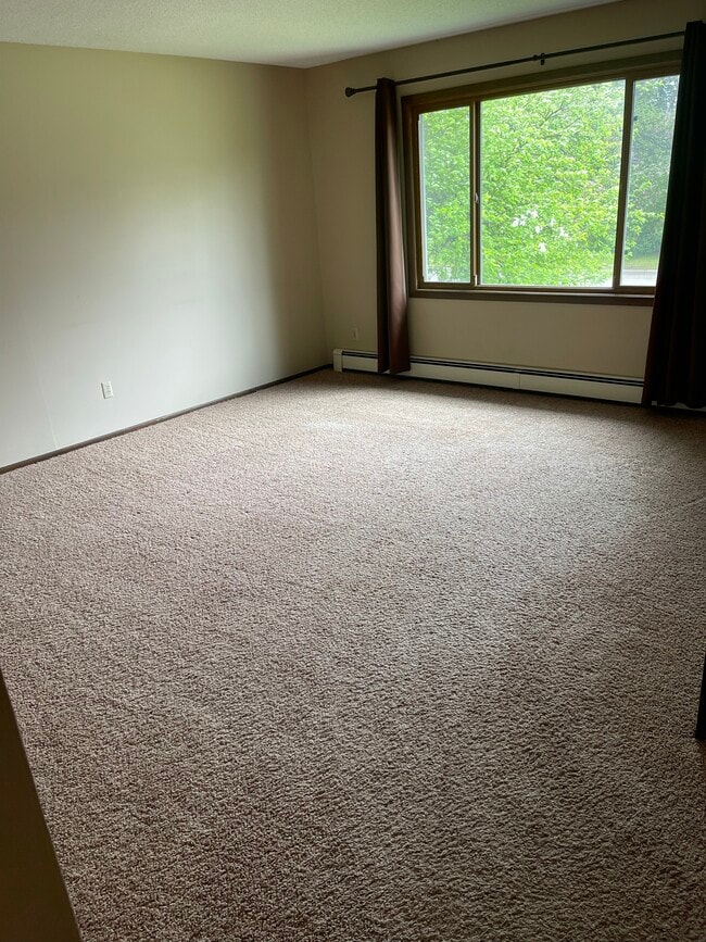 1211 Greenhill Dr in Thief River Falls, MN - Building Photo - Building Photo