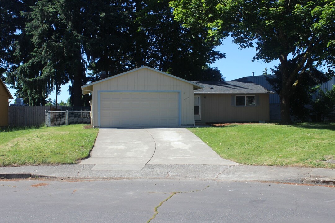 1924 SE Hemlock Ct in Hillsboro, OR - Building Photo