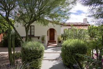 524 S Calle Ajo in Palm Springs, CA - Foto de edificio - Building Photo