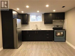 8 Salmond Ct in Hamilton, ON - Building Photo - Building Photo