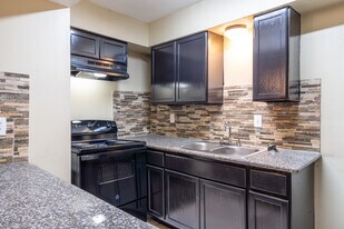 Schroeder Apartments in Houston, TX - Building Photo