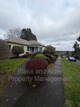 7303 SE Madison St in Portland, OR - Building Photo - Building Photo
