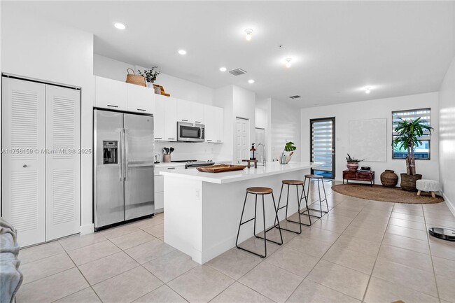 8175 NW 104th Ave, Unit 28 in Doral, FL - Building Photo - Building Photo