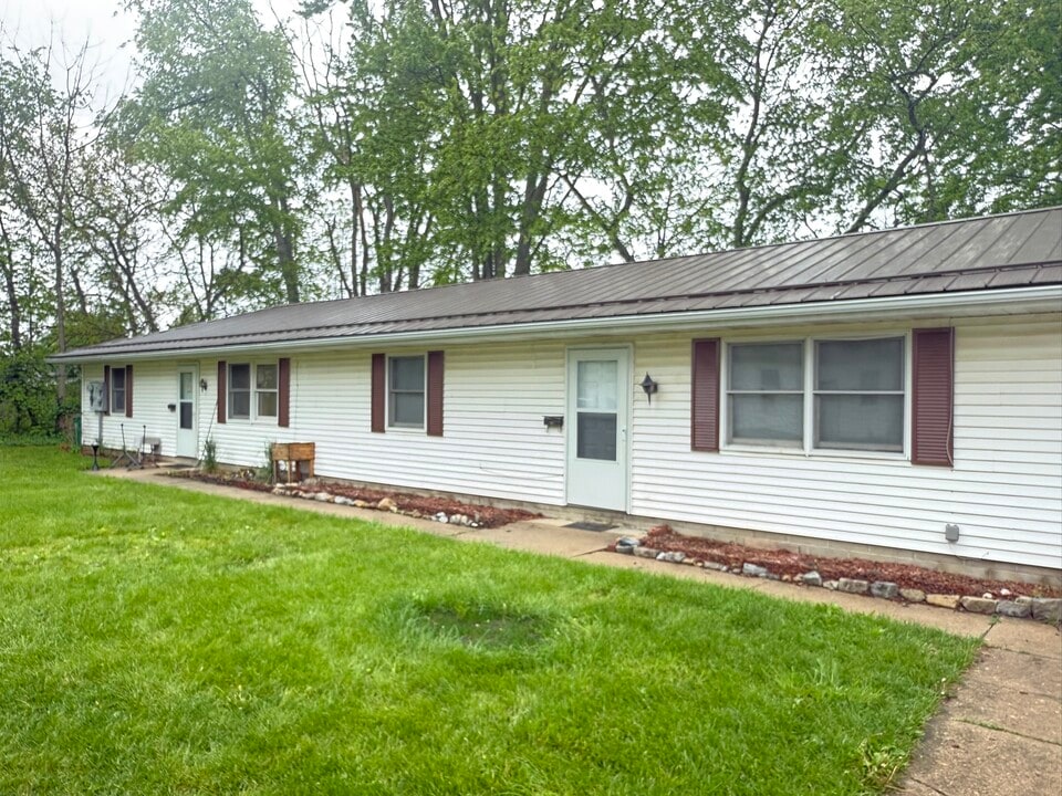 606 W Light St, Unit Apt B in Urbana, OH - Building Photo