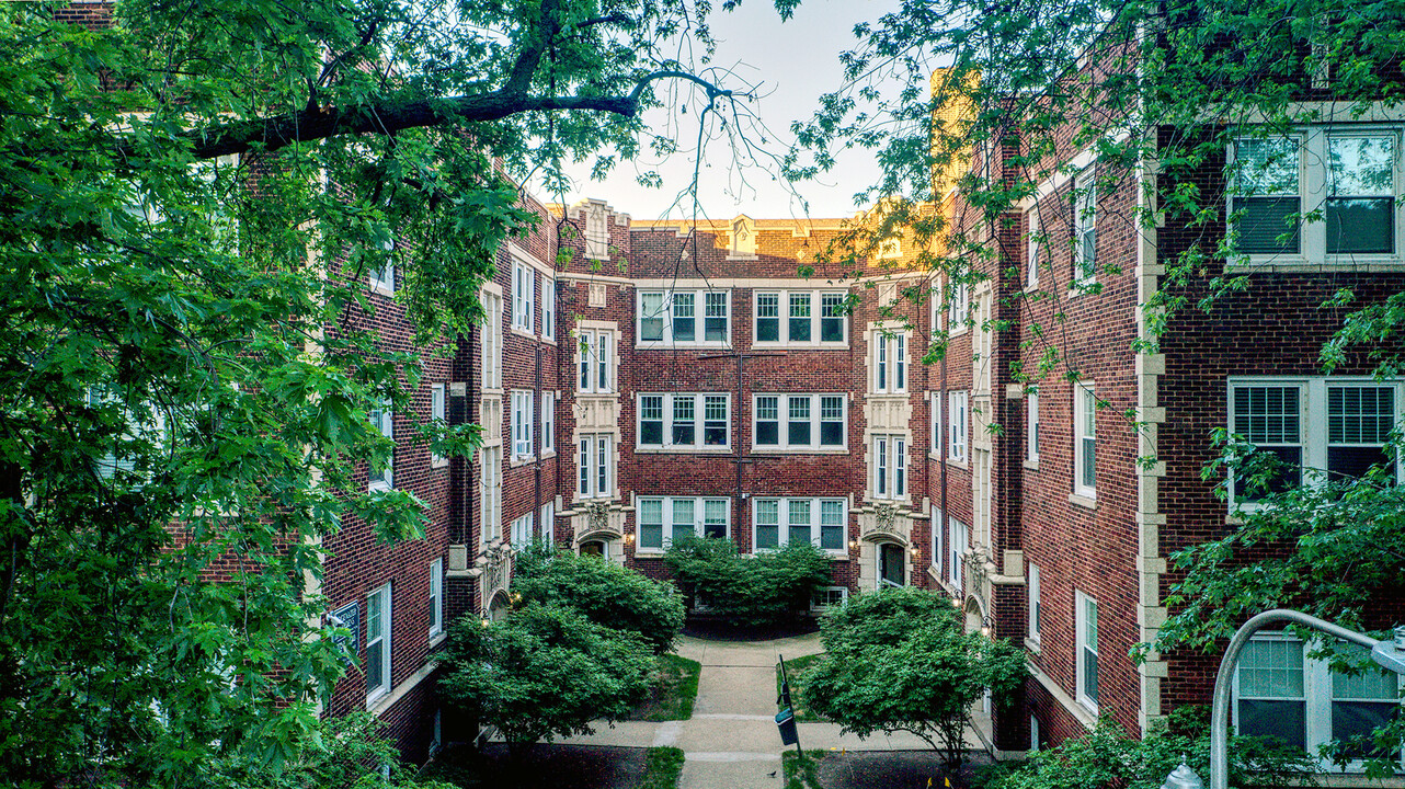 1063 W Glenlake Ave in Chicago, IL - Building Photo